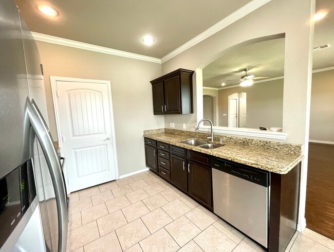 Foto del edificio - 4820 Lakeshore Dr