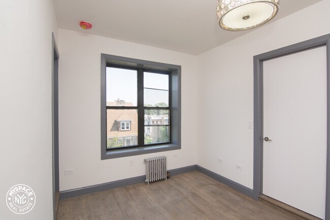 Foto del edificio - 310 E 25th St