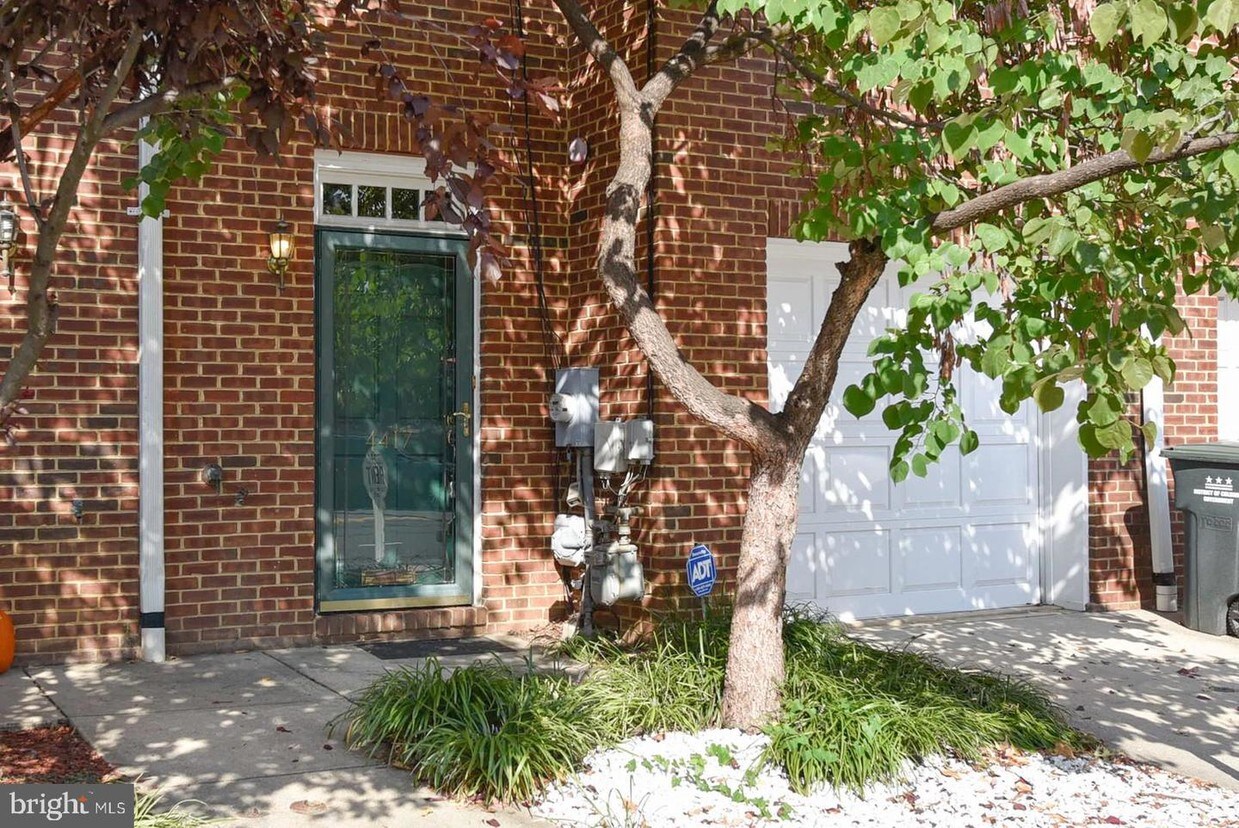 Primary Photo - 4417 MacArthur Blvd NW