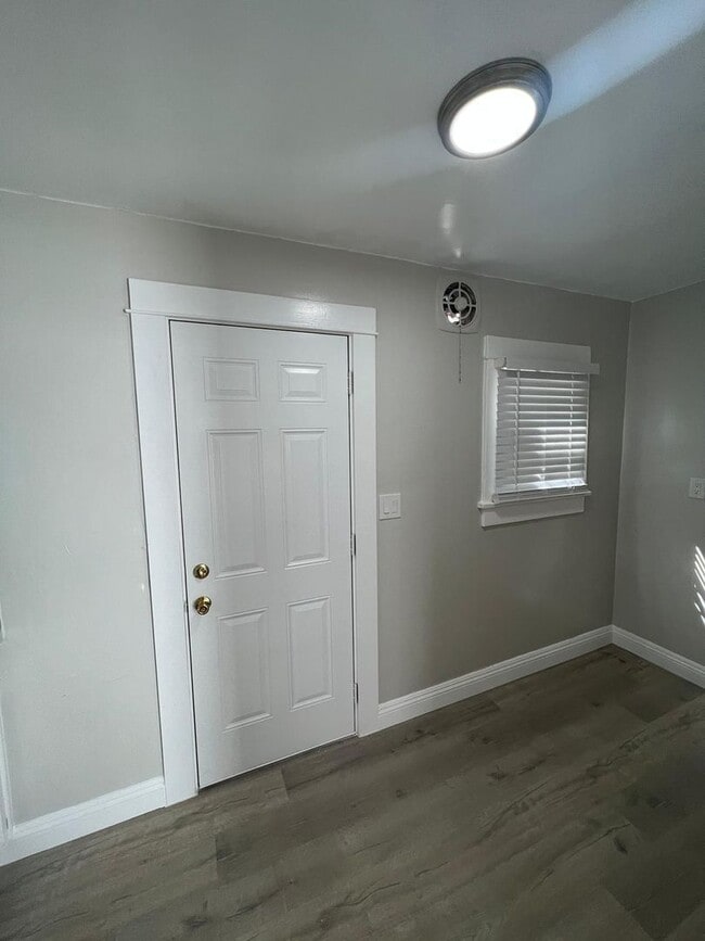 Foto del edificio - 1681 1/2 West 37th Street