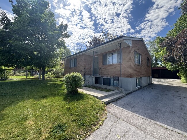 Building Photo - 80 400 S