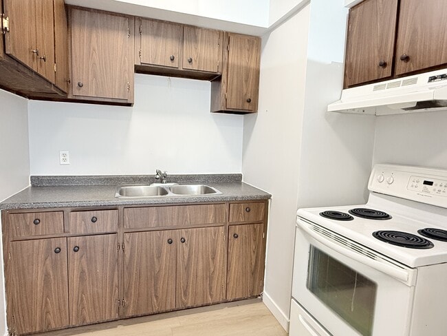 Building Photo - 3503 Sandwich St.