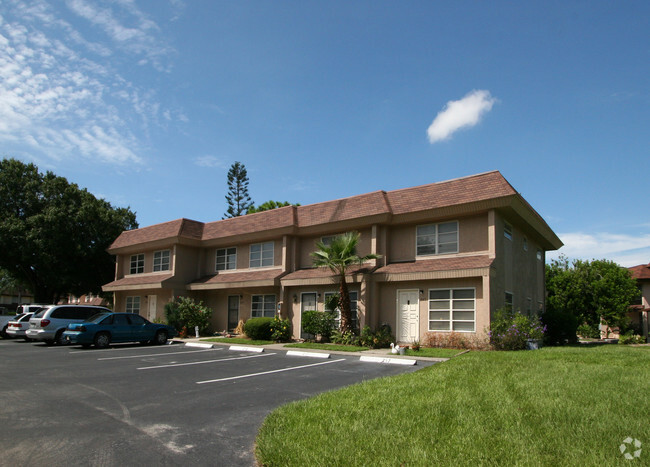 Building Photo - Fairway Oaks