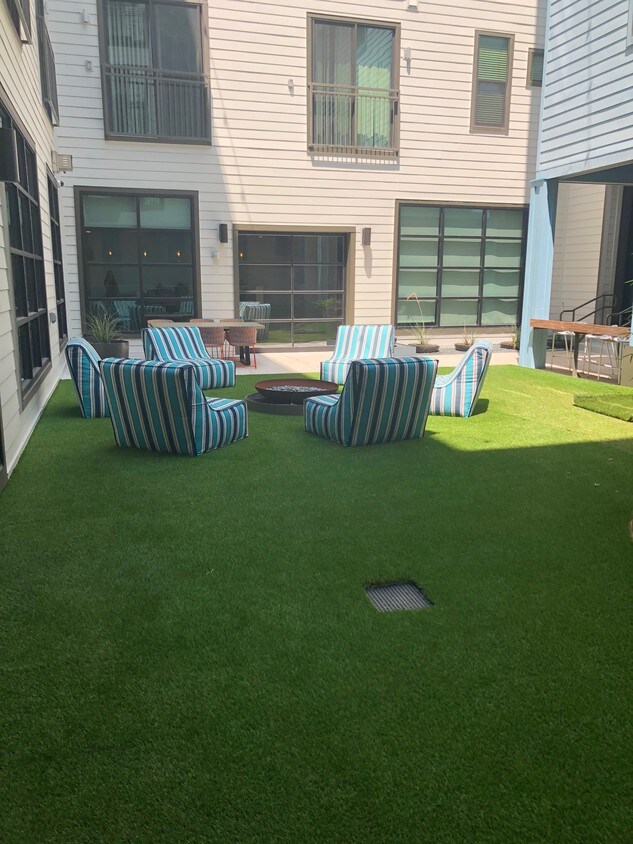 Courtyard - 1618 E 6th St