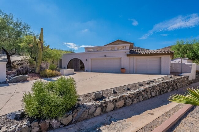 Foto del edificio - Coming Soon! 4 bed, 3.5 bath with a beautiful pool & views! No HOA - Available 02/01/2026