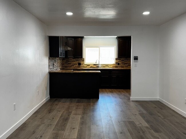Building Photo - 4563 Bridgeview Ave