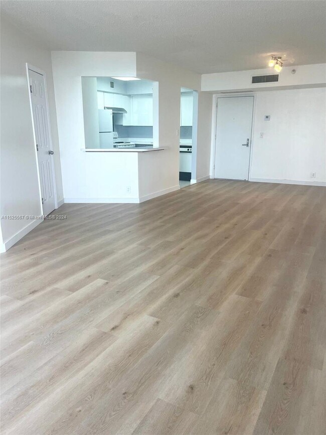 Foto del edificio - 3300 NE 191st St