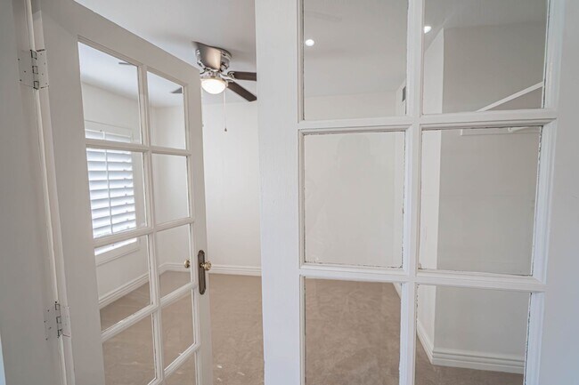 Foto del edificio - 4-Bedroom Plus Bonus Room Home with Golf Course Views & Community Pool in Valencia!