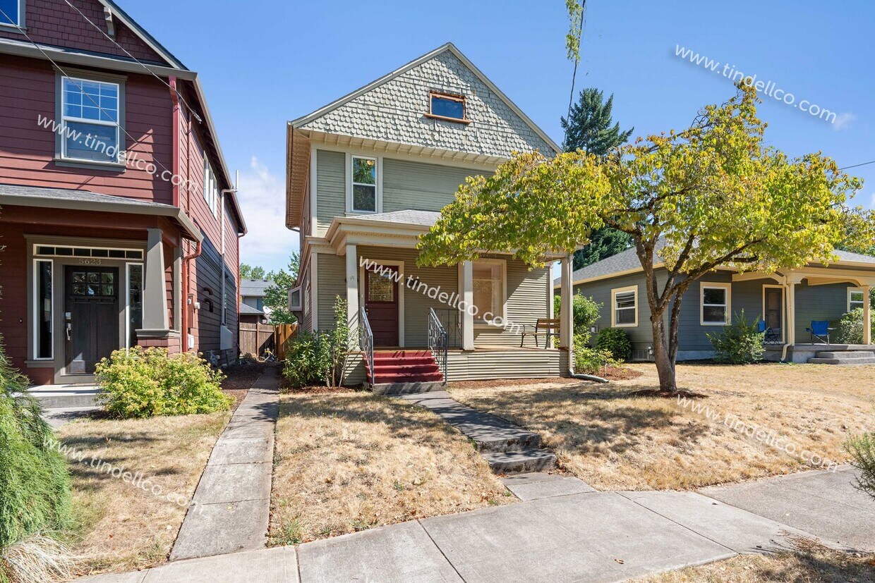 Primary Photo - University Park Farmhouse with Yard, Deck ...