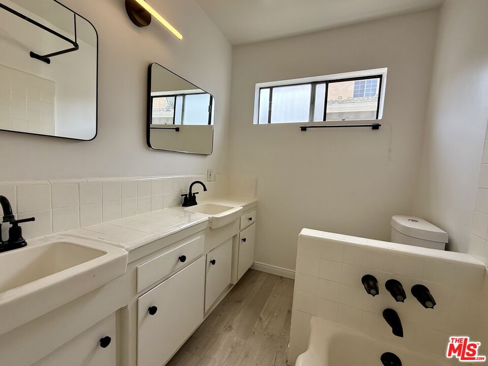 Foto principal - 6350 Willoughby Ave