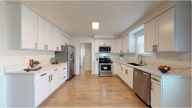Building Photo - 5060 Hazeltine Ave