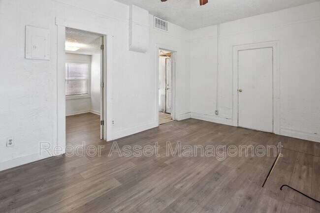 Foto del edificio - 244 N Harrisville Rd