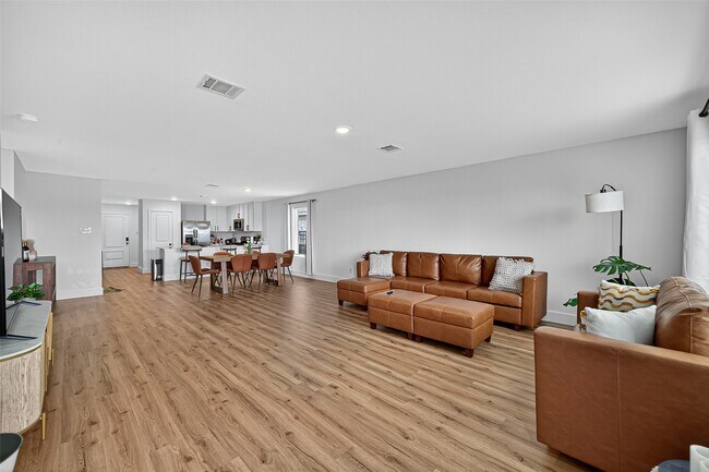 Foto del edificio - 27615 Village Cir Dr