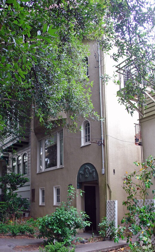 Primary Photo - 37-37A 39 Priest St