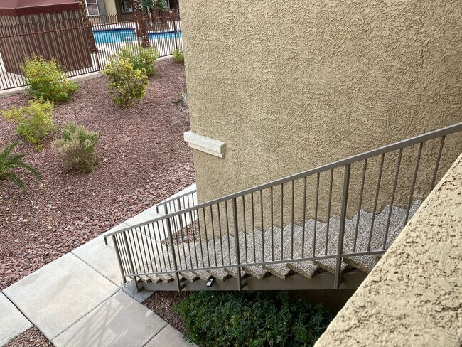 Foto del edificio - Gated community just minutes south of the strip, 2br/2bath, 2nd floor condo.