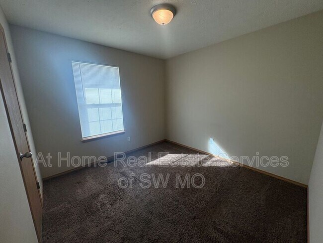 Building Photo - 1270 N Northwood Ave