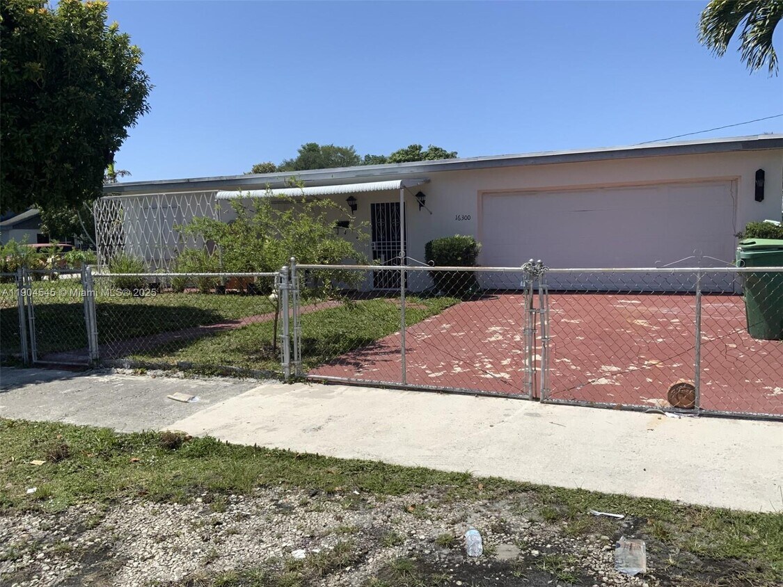 Foto principal - 16300 NW 19th Ct