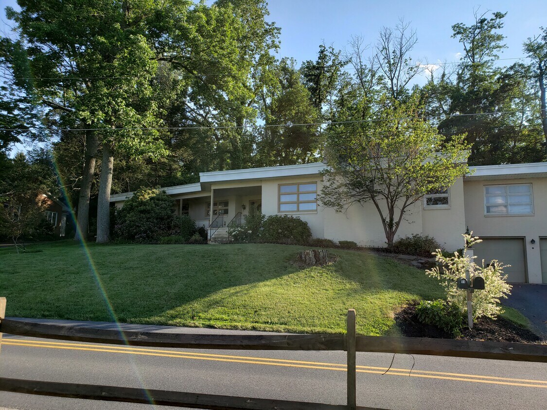 Foto principal - 94 Range End Manor
