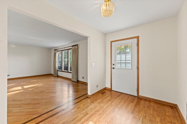 Foto del edificio - 62 E Fox Hill Dr