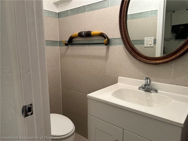 Building Photo - 1205 Sunset Dr