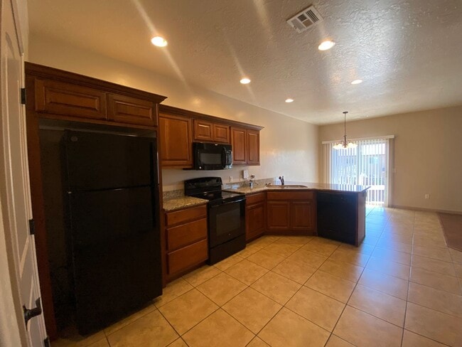 Building Photo - DARLING TOWNHOME AVAILABLE FOR RENT!