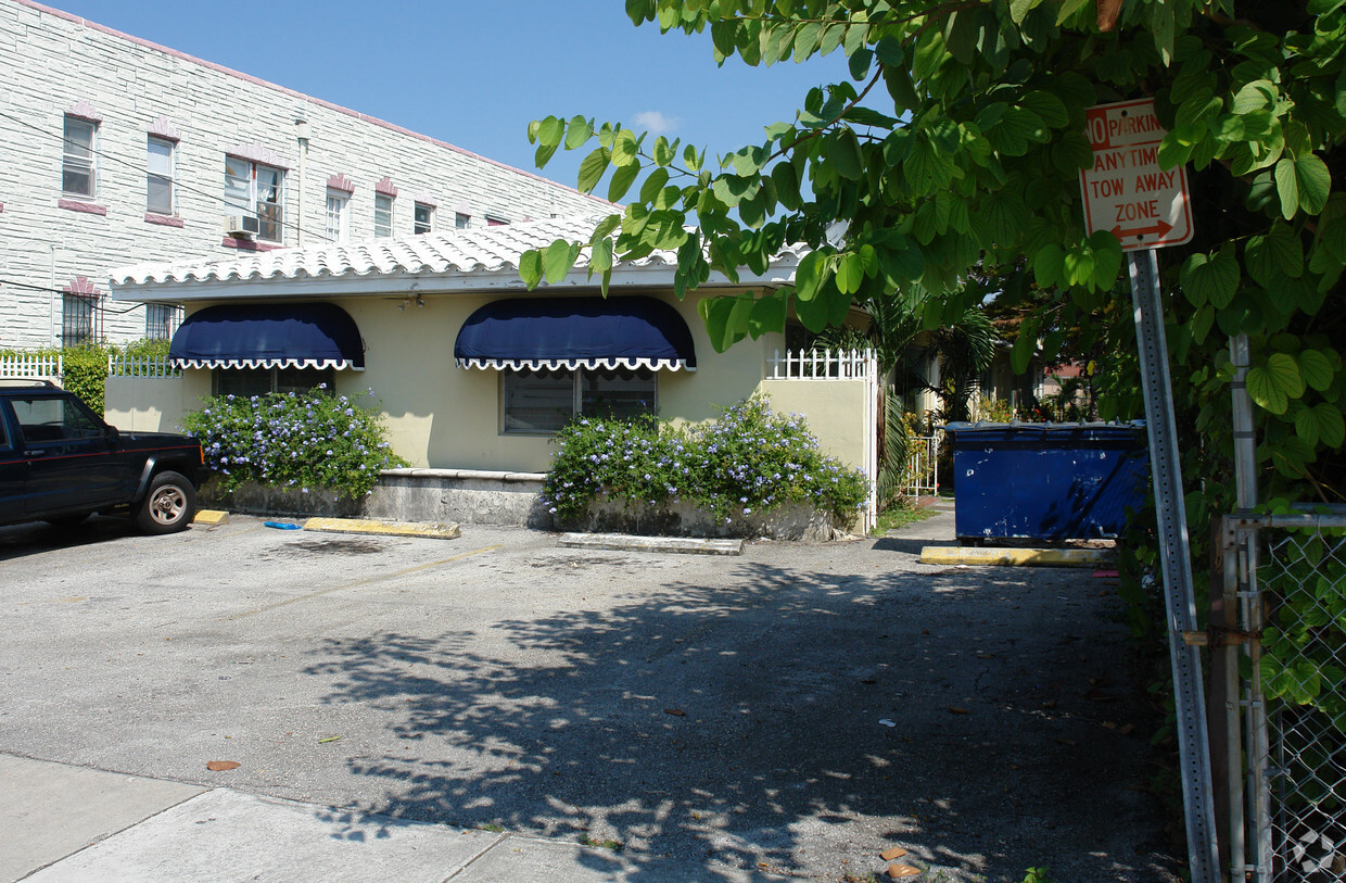 Building Photo - Little Havana Apts