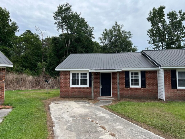 Building Photo - Centrally located duplex