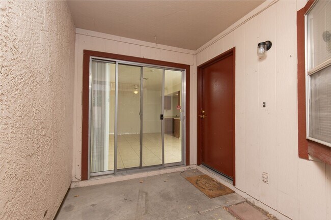 Building Photo - Single story one bedroom unit in community...