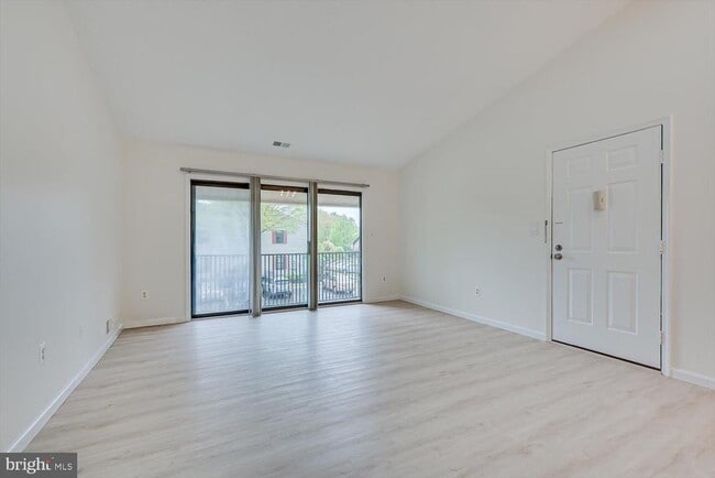 Foto del edificio - 64 Taylor Dr