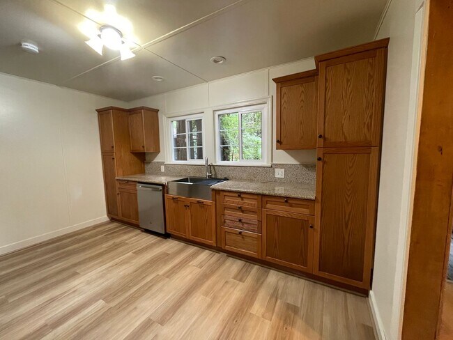 Foto del edificio - 1045 Sq. Ft. Private Two Bedroom One Bath ...