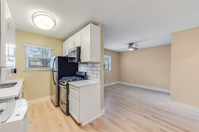 Foto del edificio - 2401 Manor Rd
