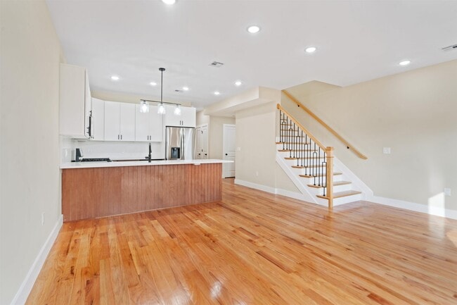 Foto del edificio - 277 Pearsall Ave
