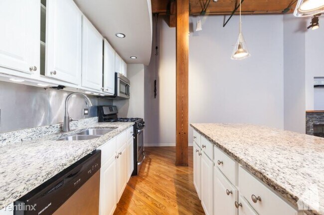 Building Photo - 2212 W Diversey Ave