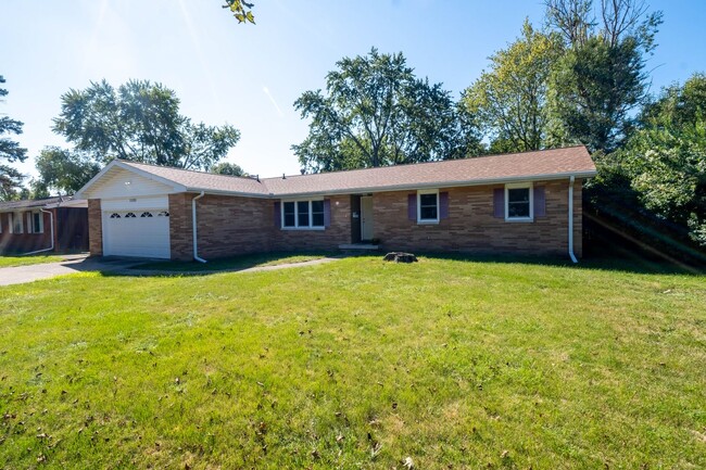 Building Photo - 4 BED / 2 BATH HOUSE IN URBANA W/ LARGE FE...