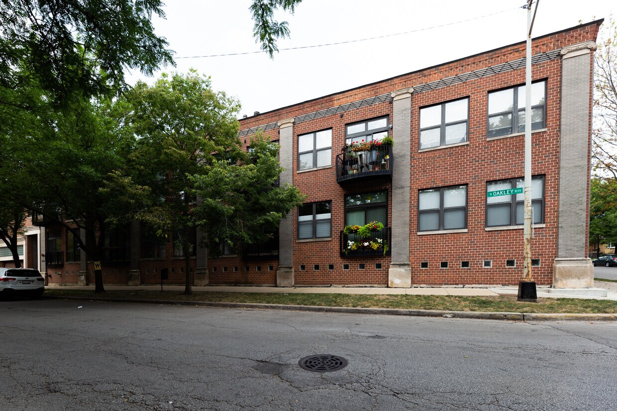 Primary Photo - 612 N Oakley Blvd