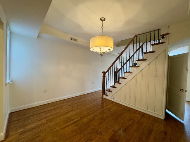 Building Photo - Spacious 2-Bedroom Home with Modern Amenit...