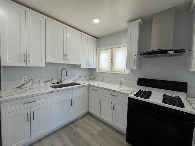 Foto del edificio - Remodeled & MOVE IN READY 2+1 duplex in Pa...