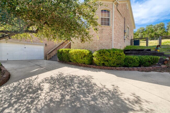 Building Photo - 723 Sendera St