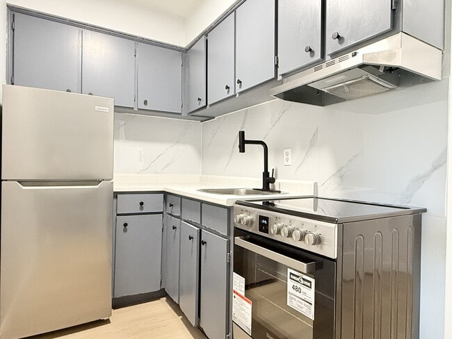 Building Photo - 1989 Wyandotte St W