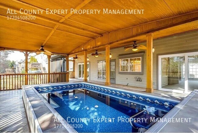 Foto del edificio - Wonderful Lakefront POOL HOME in sought af...