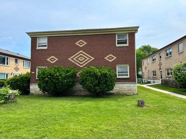 Building Photo - 2950 S 60th St