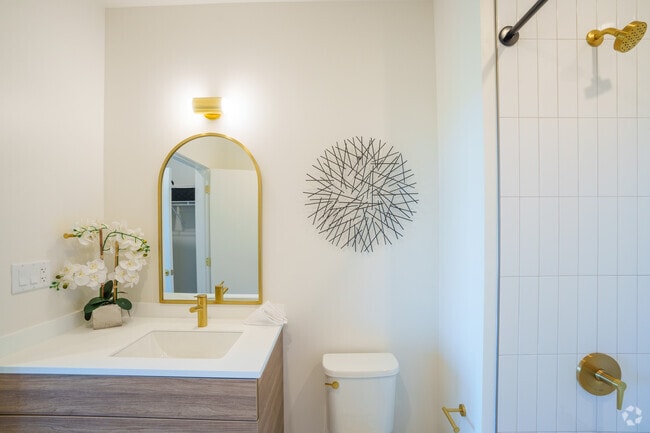1BR, 1BA w/ Den - 656SF - Bathroom - Hew at 1515