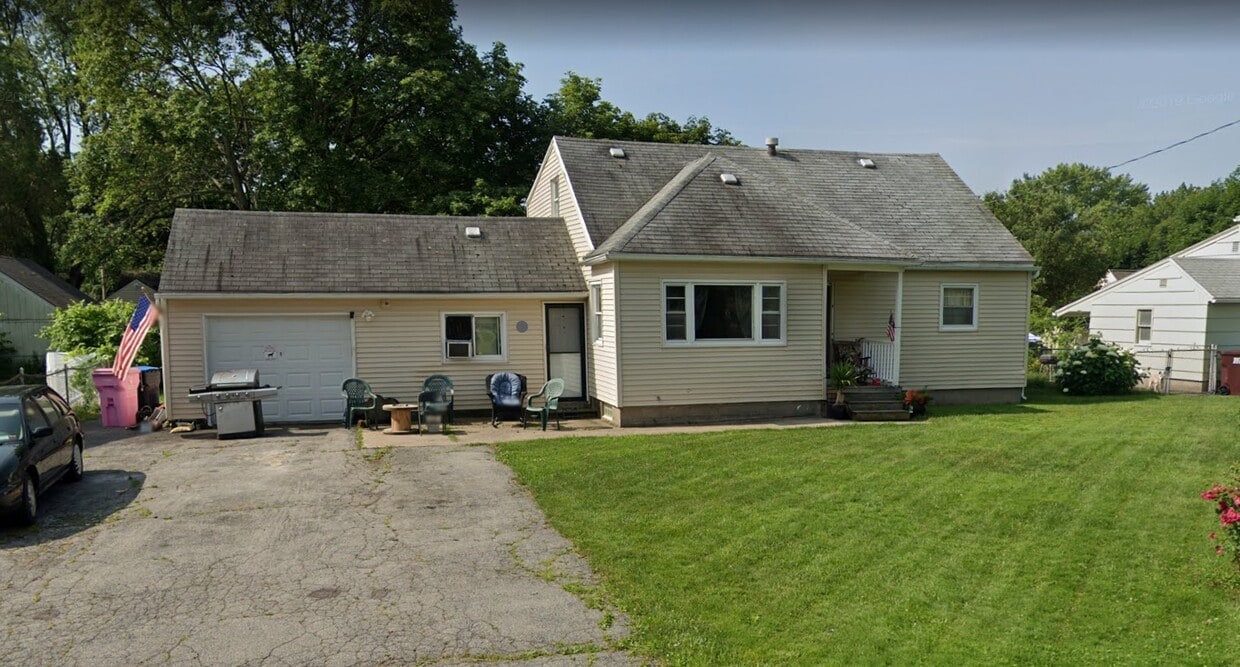 In-law between garage and main house. - 79 Mercer Ave