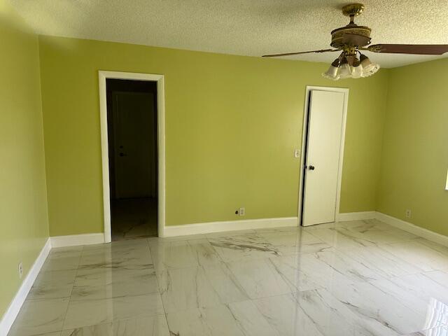 Foto del edificio - 5291 Rose Marie Ave N