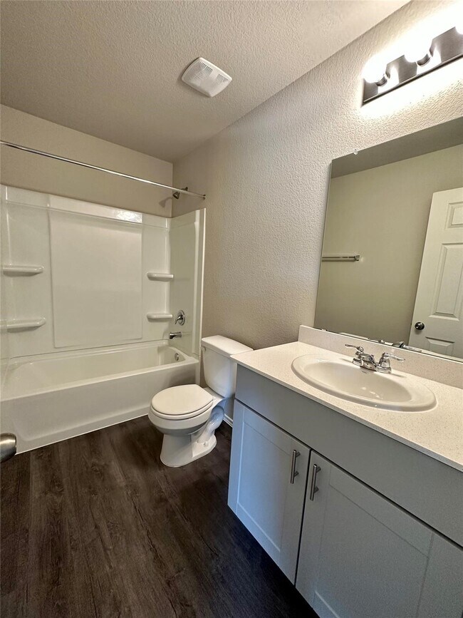 Foto del edificio - 4231 Tulip Oak Dr