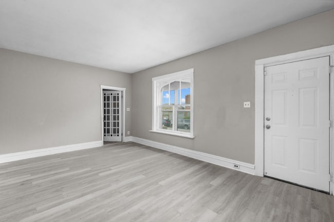 Foto del edificio - 6040 Maple Ave