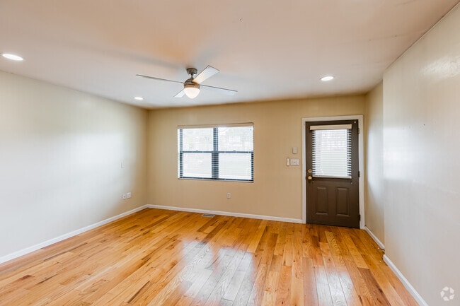 1BR, 1BA - 625SF - Living Room - Live South Side