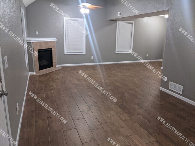 Foto del edificio - Beautiful and Spacious Basehor Townhome-Av...
