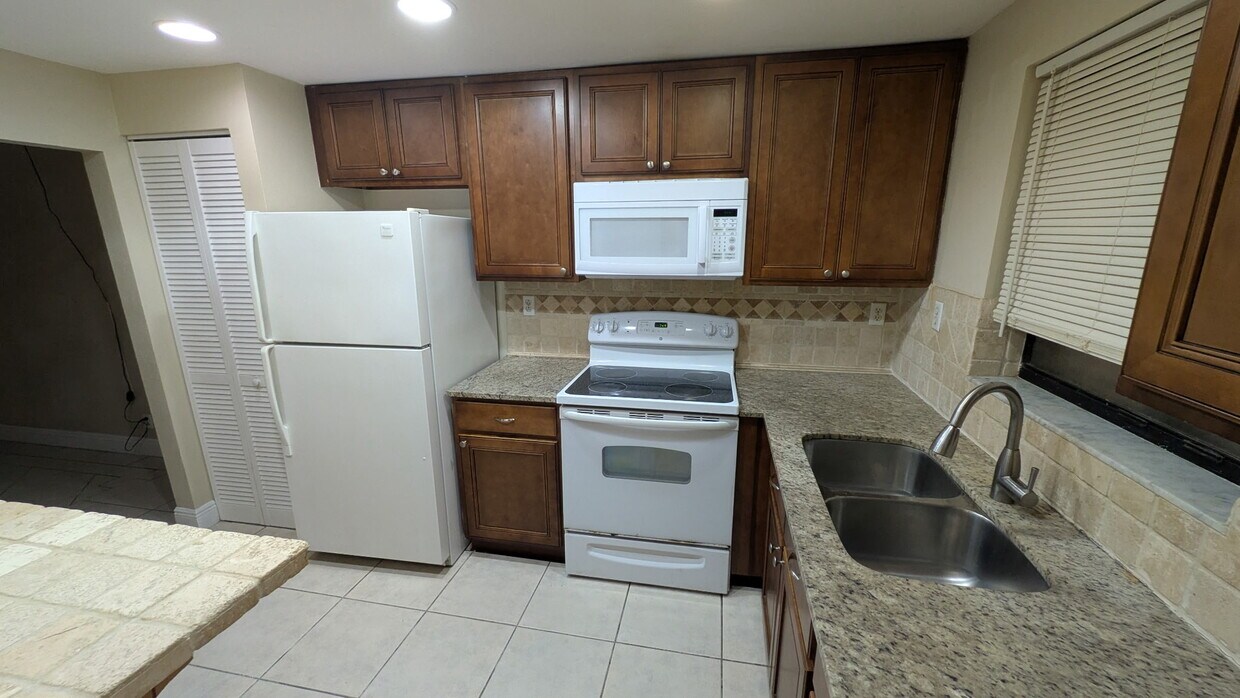 Primary Photo - 3017 Riverside Dr