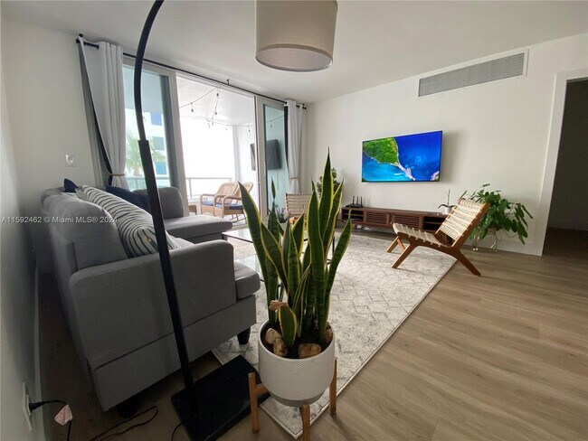 Foto del edificio - 5005 Collins Ave